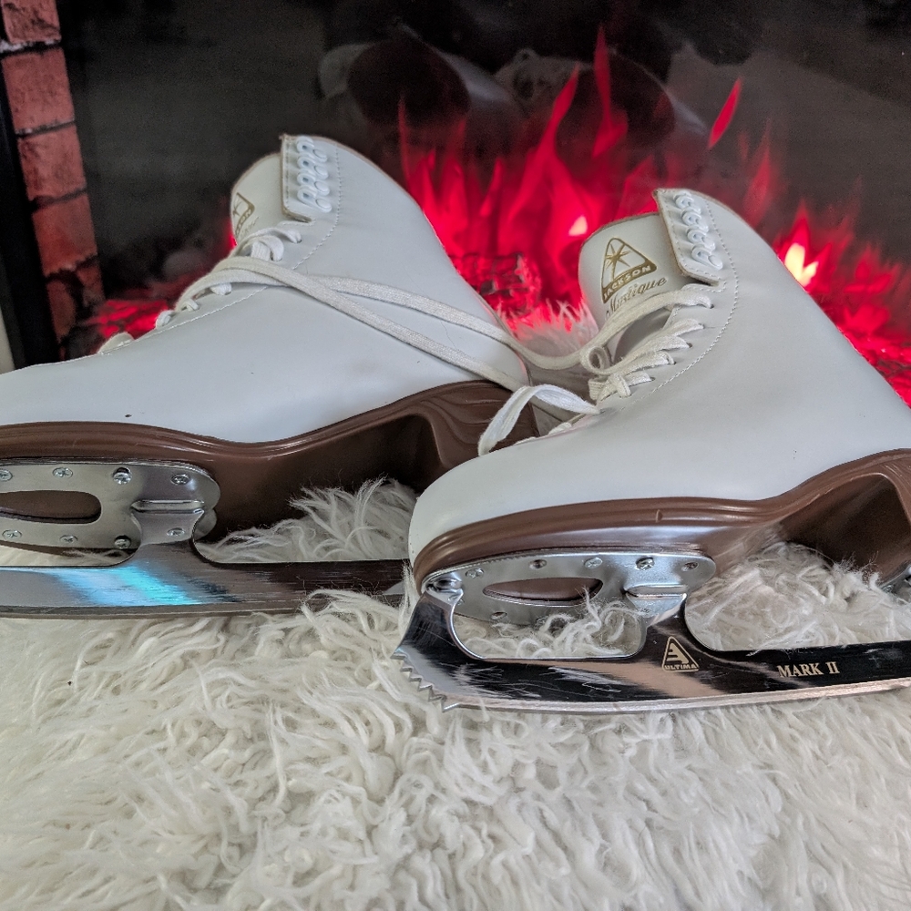 Jackson Mystique Figure Skates